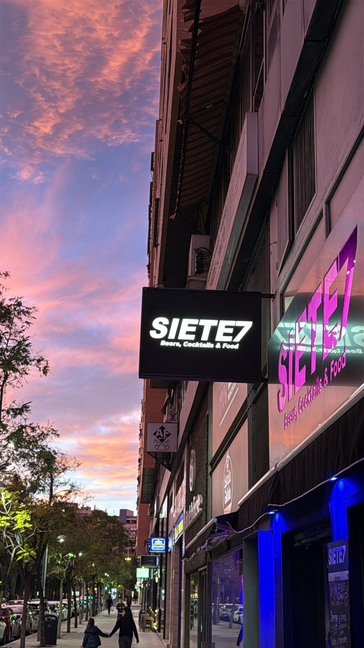 Fachada de SIETE7 Lounge Bar en el centro de Alicante de noche