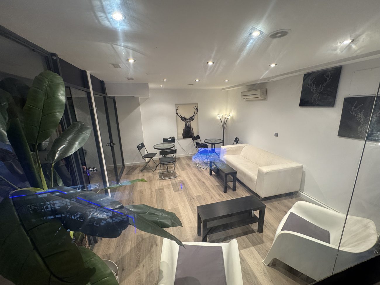 Interior del lounge de SIETE7 en Alicante