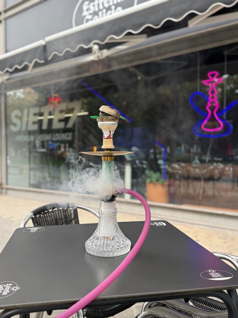 Barra de SIETE7 con botellas premium en Alicante