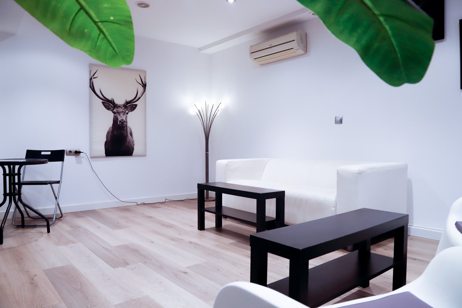 Sala VIP privada de SIETE7 con sofás en el centro de Alicante